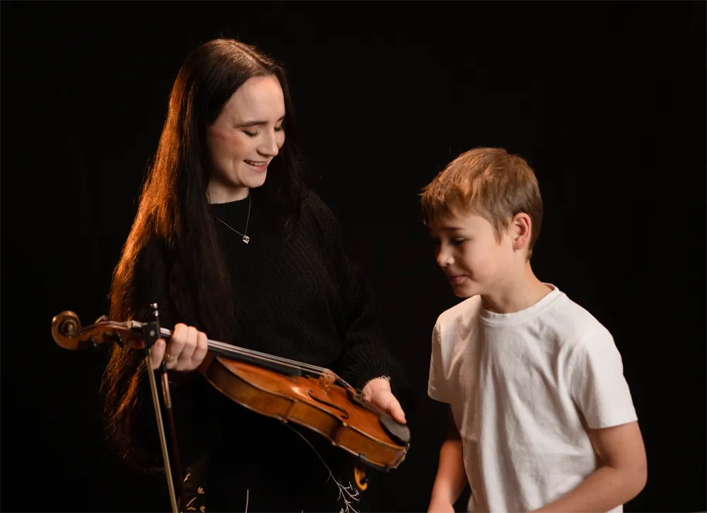 Professeur de violon donnant un cours particulier à un élève à Nice